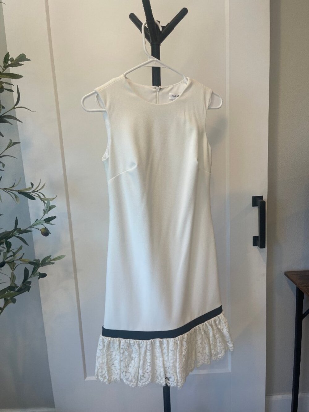 Calvin Klein Women's Sleeveless Shift Dress with Lace Hem, Size 0, Excellent Con